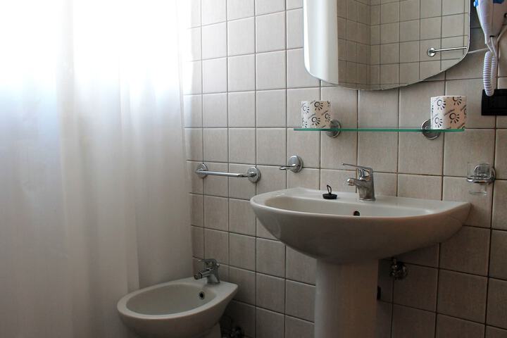 Room 15 of 33