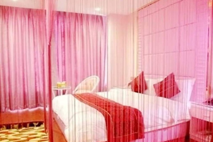 Room 8 of 18