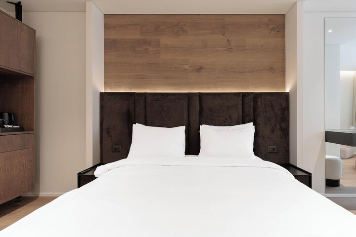 Room 5 of 16
