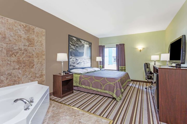 1 King Bed Deluxe Room (11 of 14)