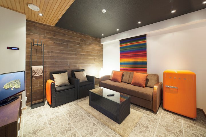Lounge 45 of 68