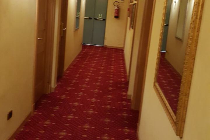 Ballroom/Hall 34 of 40