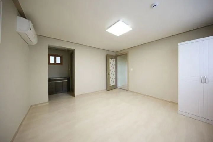 Room 13 of 27