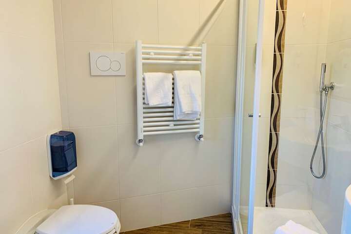 Room 4 of 63