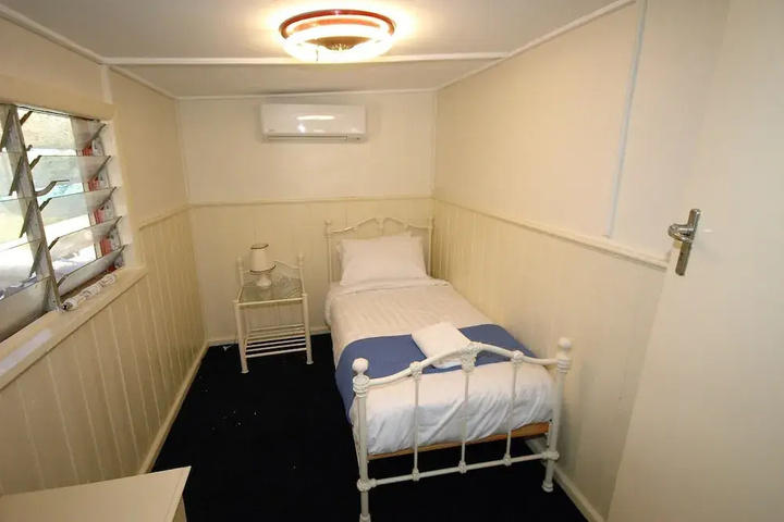 Room 6 of 14