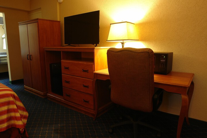 1 King Bed (3 of 5)