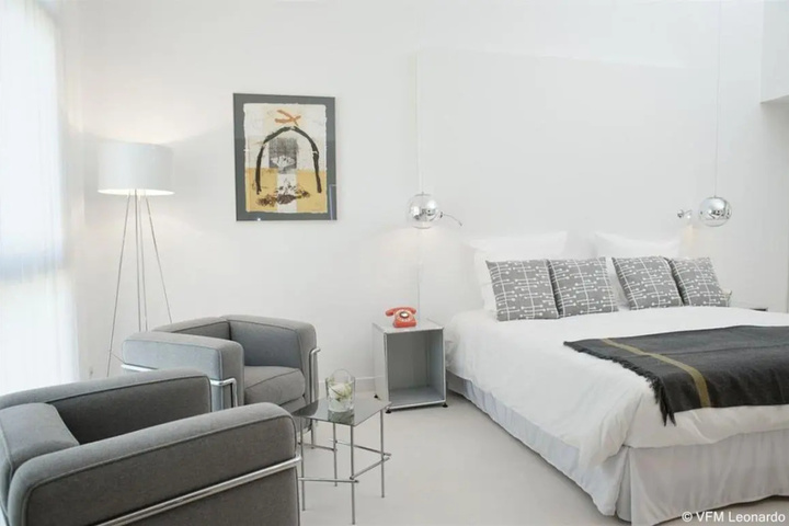 Room 2 of 8