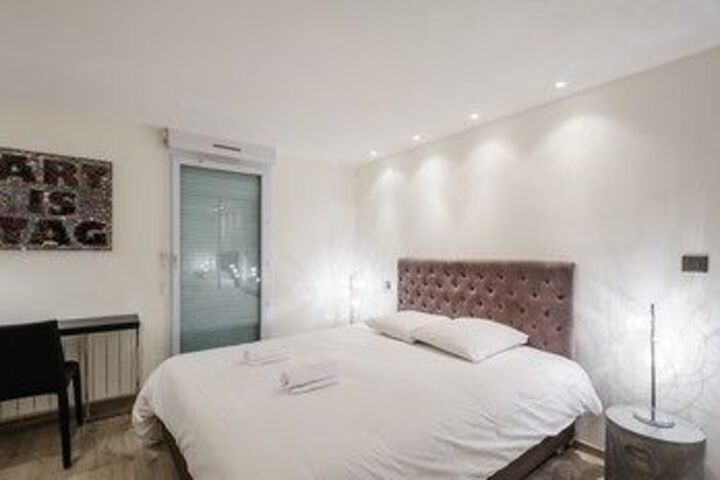 Room 9 of 18