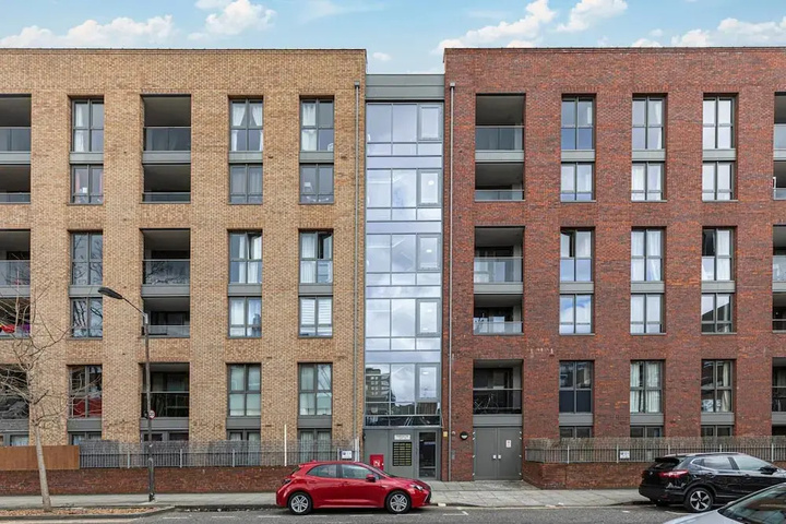 Stylish 2-bed Flat w / Terrace in South East London