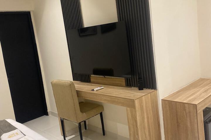 Room 8 of 12