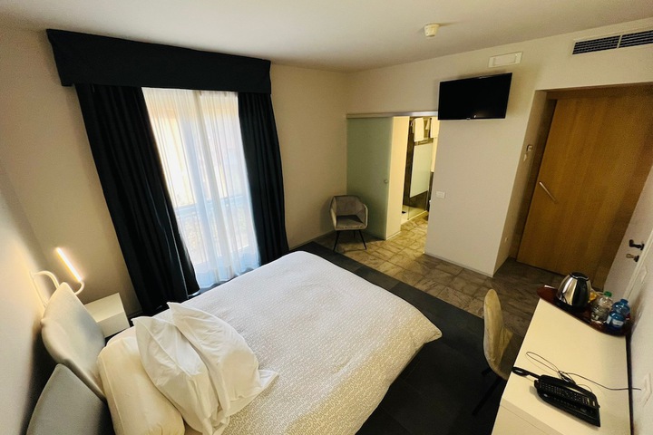 Room 13 of 64