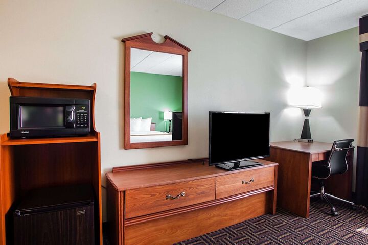 2 Queen Beds (6 of 8)