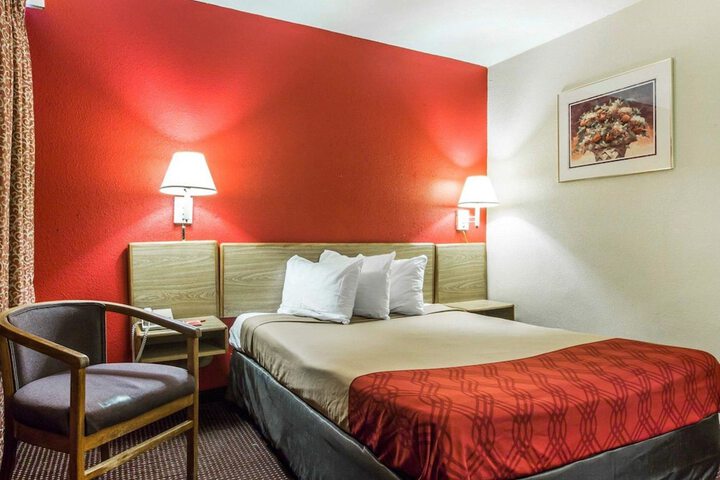 1 Queen Bed (8 of 16)