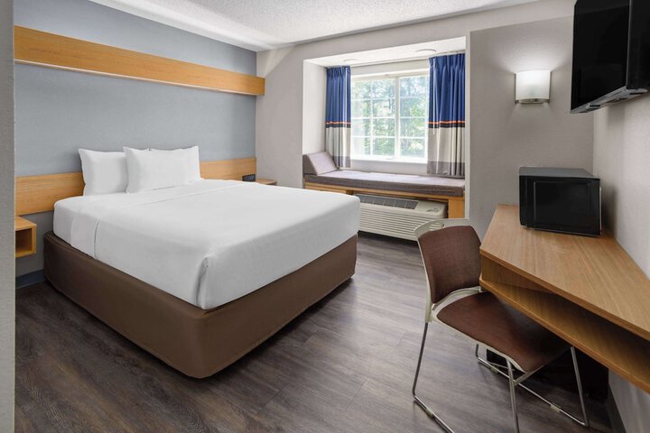 1 Queen Bed (9 of 14)