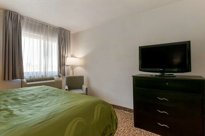 2 Queen Beds (2 of 4)