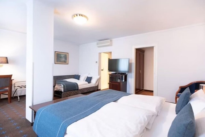 Room 44 of 77