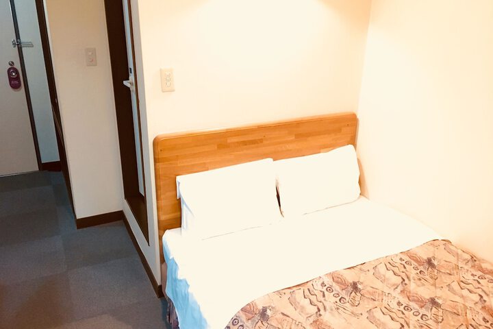 Room 8 of 33
