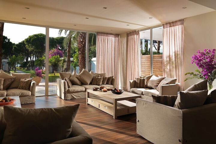 Lounge 47 of 71