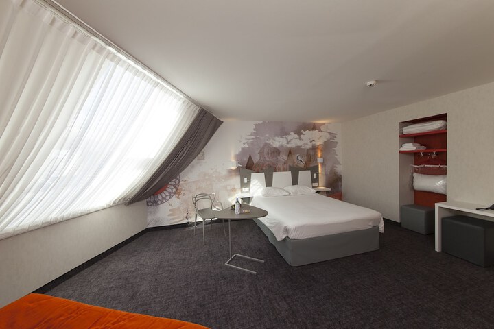 Room 60 of 143