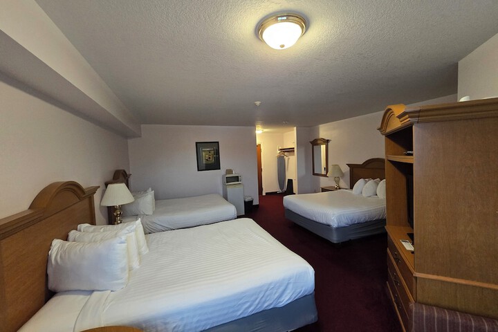 1 Queen Bed Exterior Accessible (5 of 39)