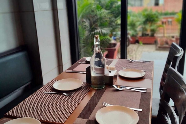 Dining 11 of 12