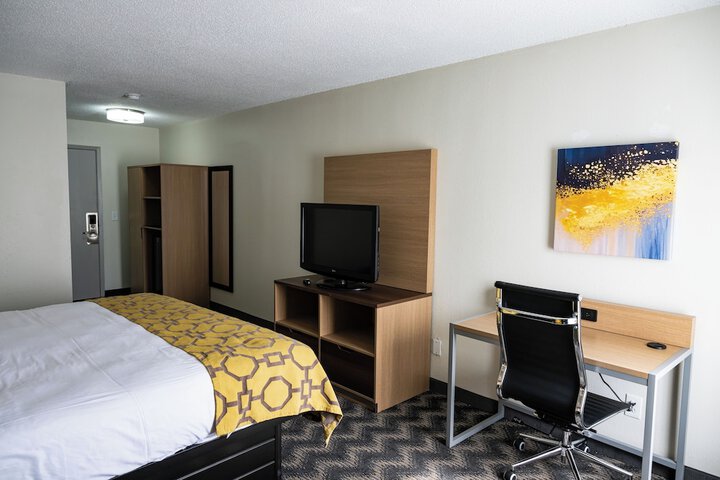 1 King Bed (2 of 15)