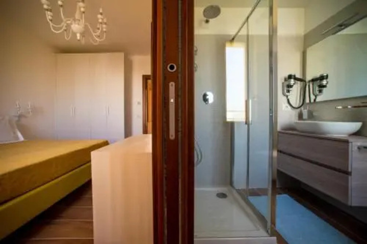 Room 5 of 8