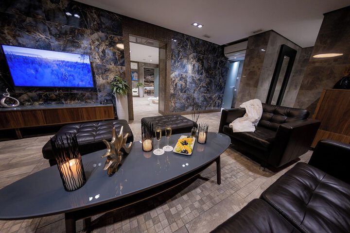 Lounge 58 of 61
