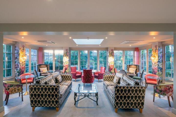 Lounge 5 of 23