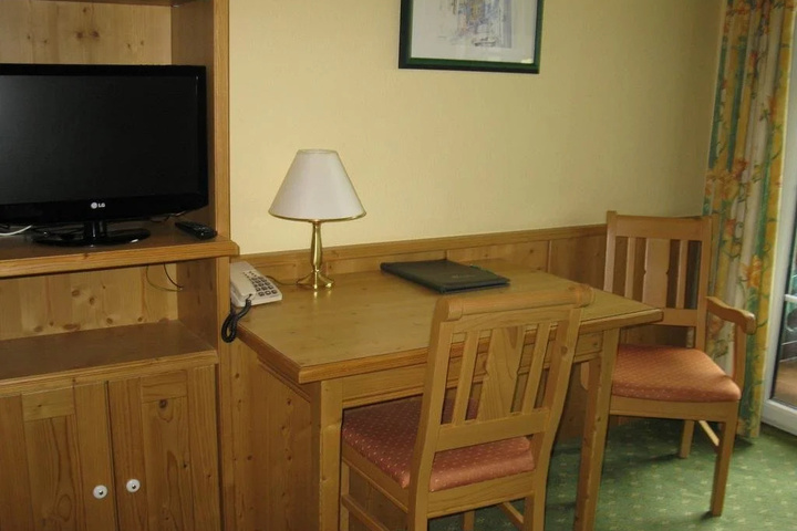 Room 5 of 16