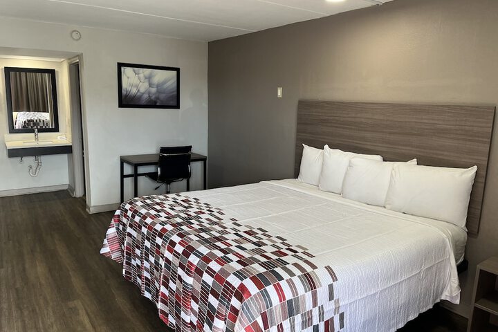 Room 8 of 18