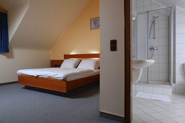Room 3 of 37