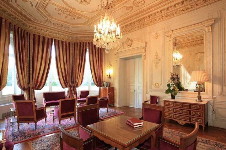Lounge 24 of 35