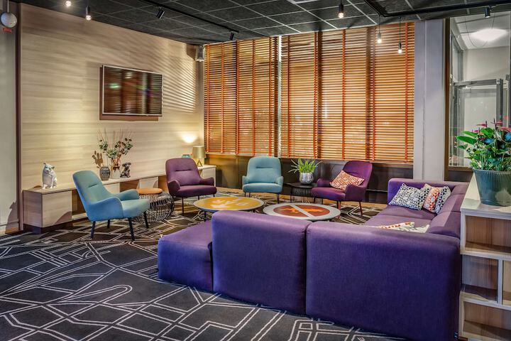 Lounge 31 of 38
