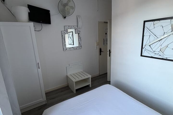 Room 13 of 42