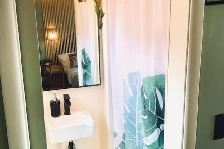 Room 43 of 100