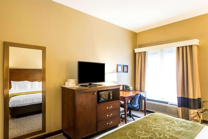 1 King Bed (2 of 17)