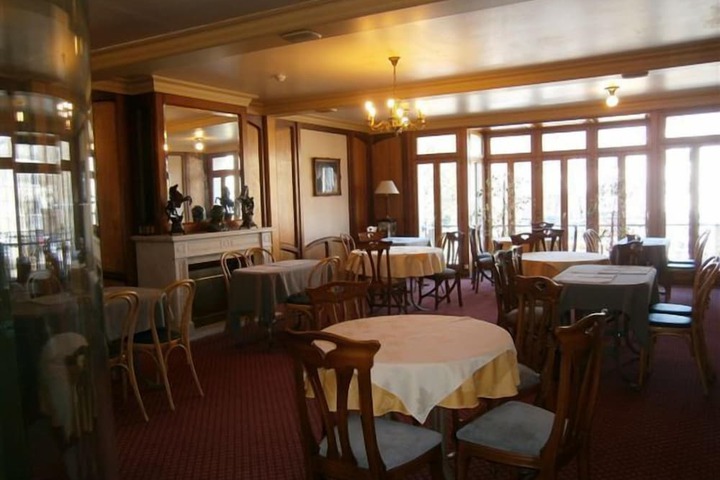 Dining 33 of 46