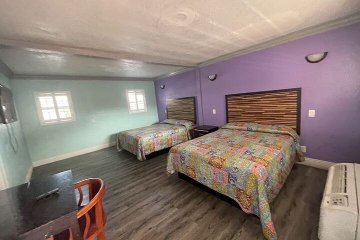2 Queen Beds (25 of 26)