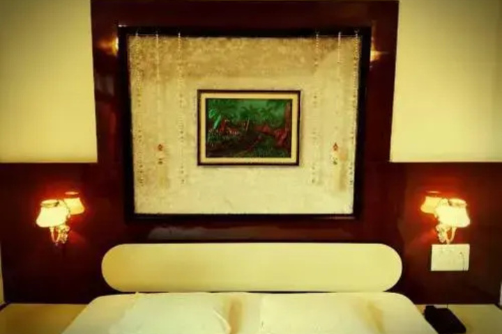 Room 4 of 9