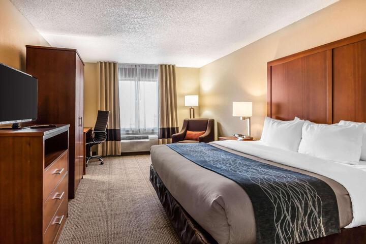 1 King Bed Accessible (2 of 14)