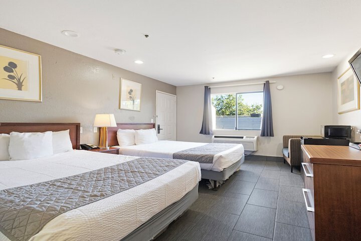 1 Queen Bed (10 of 16)