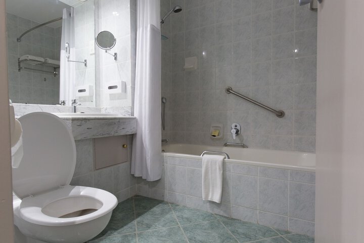 Room 52 of 114