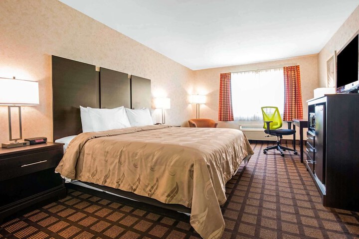 1 King Bed (15 of 17)