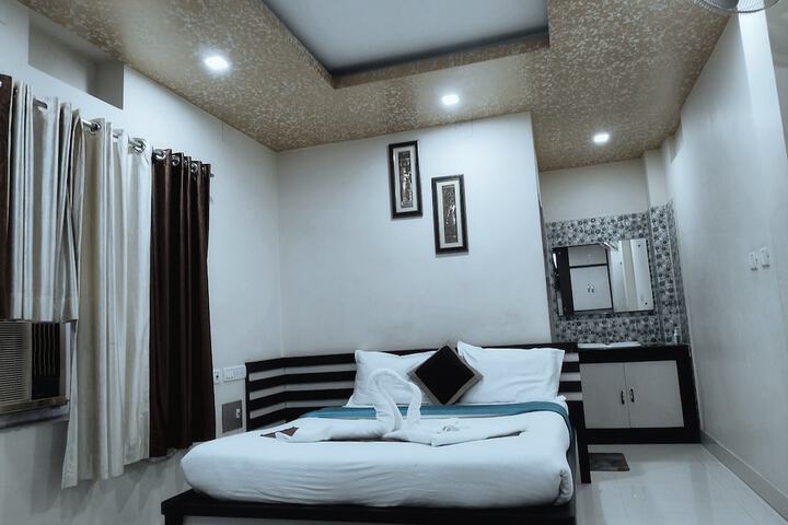 Room 8 of 16