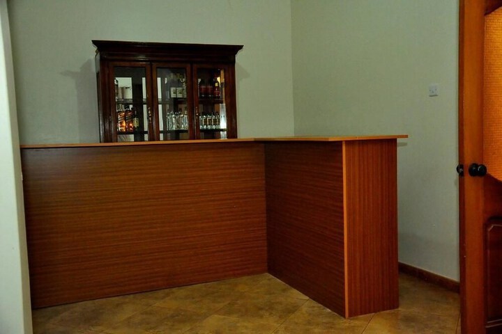 Lounge 13 of 18