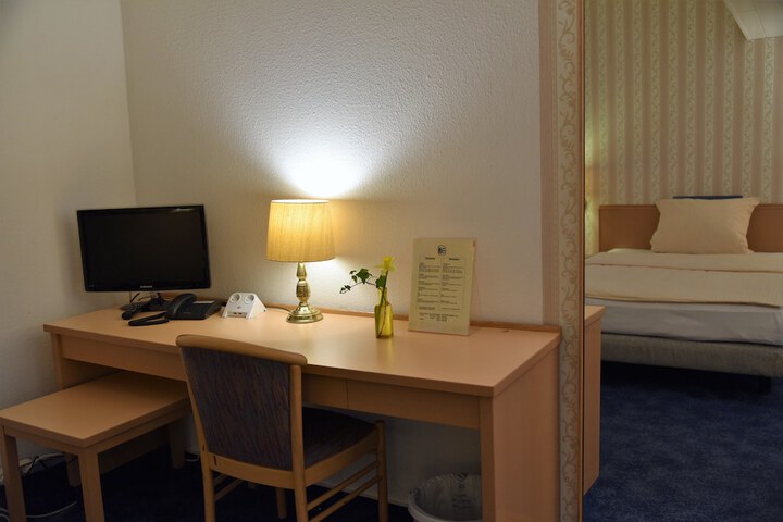 Room 3 of 49