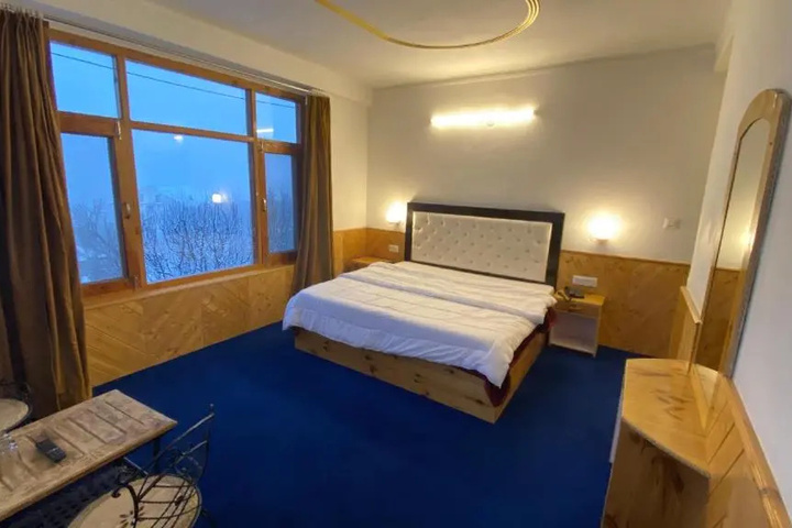 Room 6 of 13