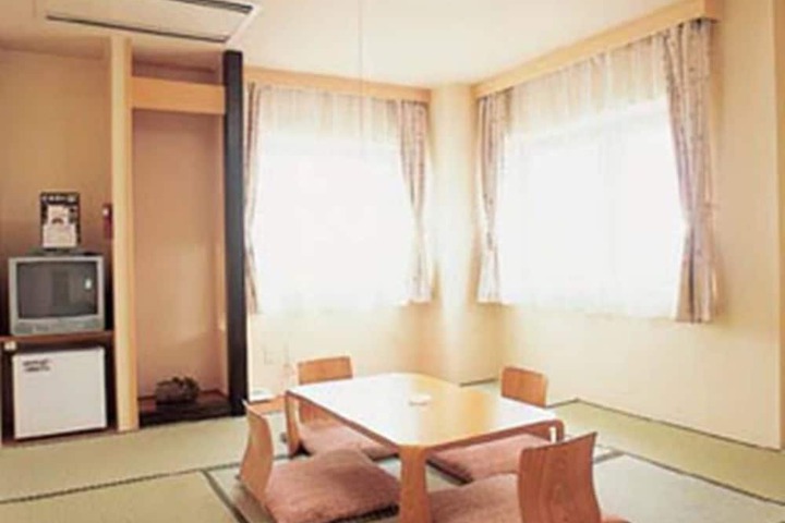 Room 6 of 18