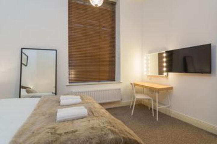 Room 4 of 18